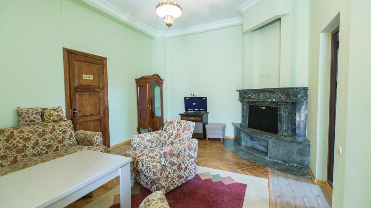 באטומי Hotel Cattaleya מראה חיצוני תמונה